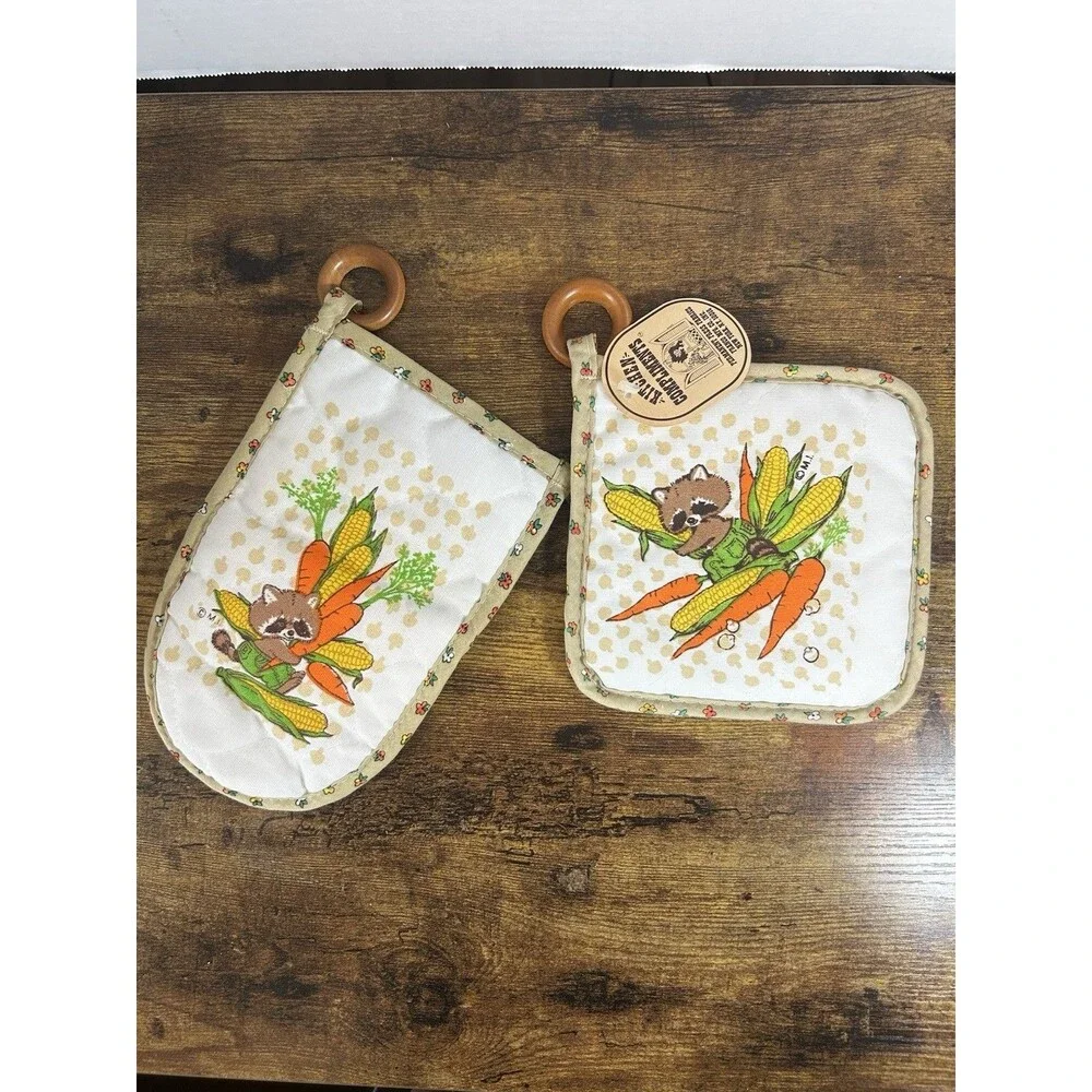 Vintage Kitchen Compliments Retro Vegetables Raccoon Pot Holder Mitt Set Decor